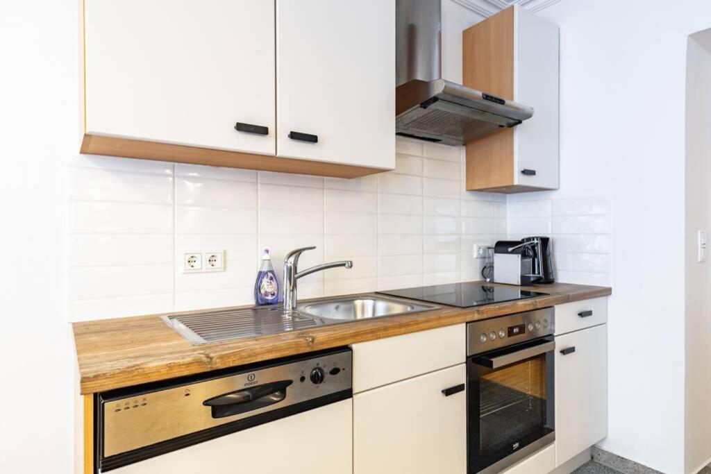 Chic One-Bedroom Apartment With King-Size Bed, Nestled In Vienna'S Vibrant Heart Exterior photo